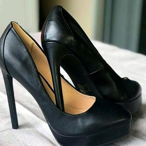 Black pumps